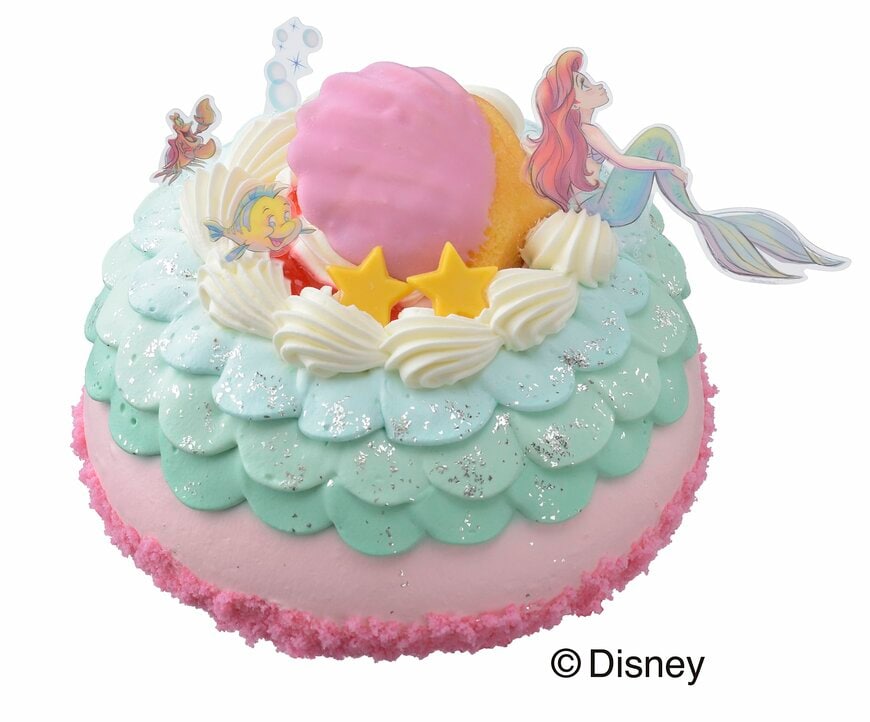 「＜リトル・マーメイド＞デコレーション」ピックを飾ったケーキ　©Disney