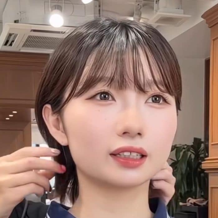 前髪と顔まわりの隙間が気になる女性がプロの手でイメチェン！希望通りの顔まわりに満面の笑顔