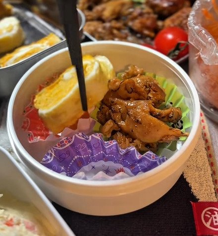 弁当箱を忘れた息子に作る【彩り弁当】元料理人の父が「姉のかわいい弁当箱」に詰めた多種多様なおかずに反響