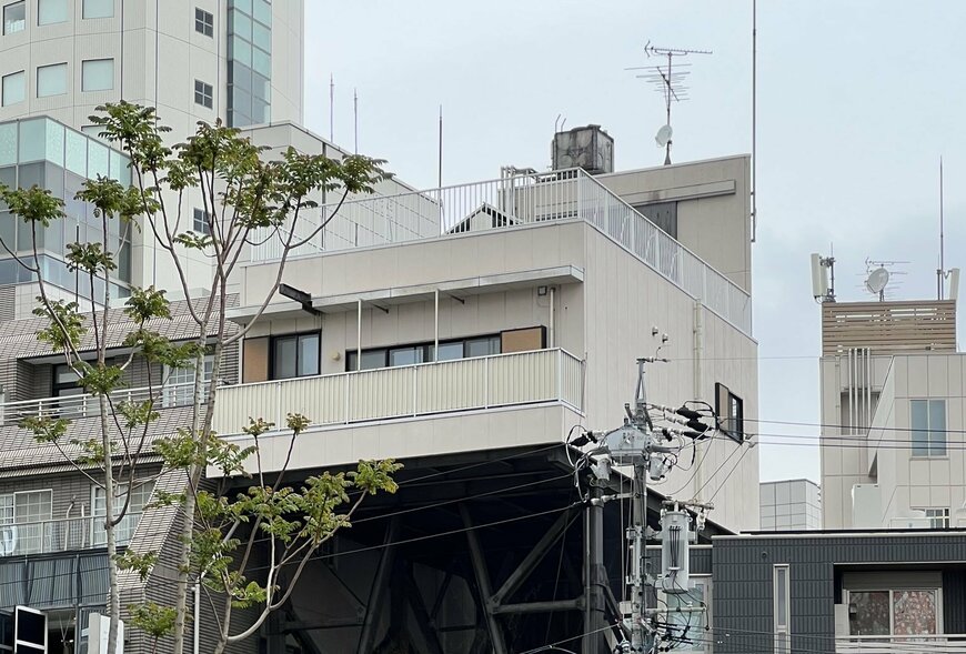 街中でひときわ目立つ「背の高い住宅」に驚き！「ロボットの格納庫」「現代の高床式住居」との声も