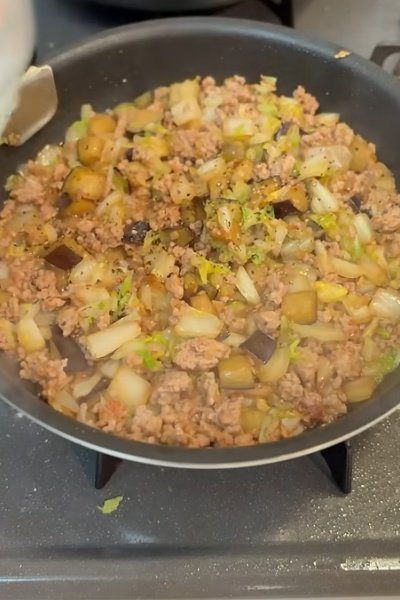 【映えない？けど美味しい！】中華丼弁当が話題！「美味しそうで惹きつけられます」「中華丼のビジュアル最高！」と反響