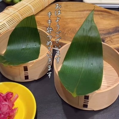 「デパ地下で売れそう」さつまいもご飯の【おにぎり弁当】色とりどりのおかずも詰まって美しいと話題