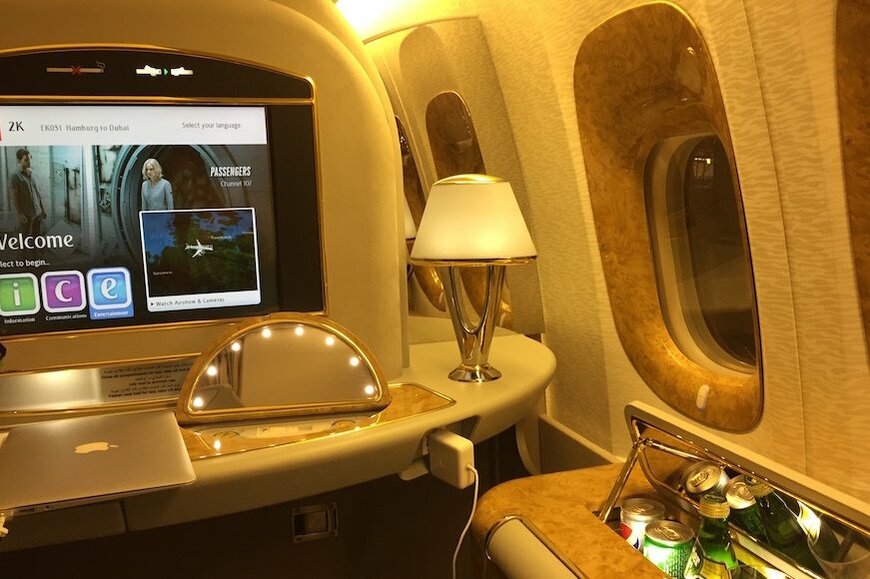 飛行機のファーストクラスはビジネスクラスとどう違う？