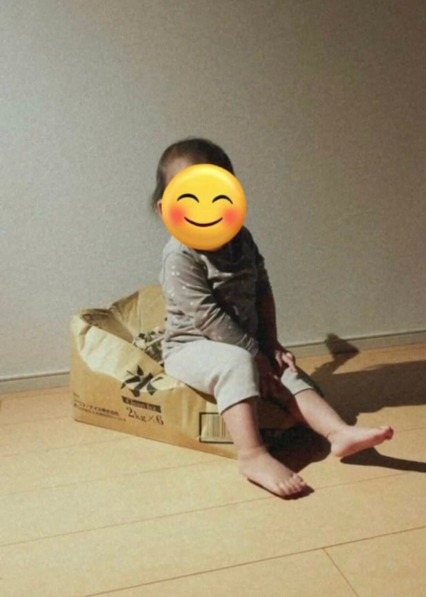 アート作品の上でにっこり