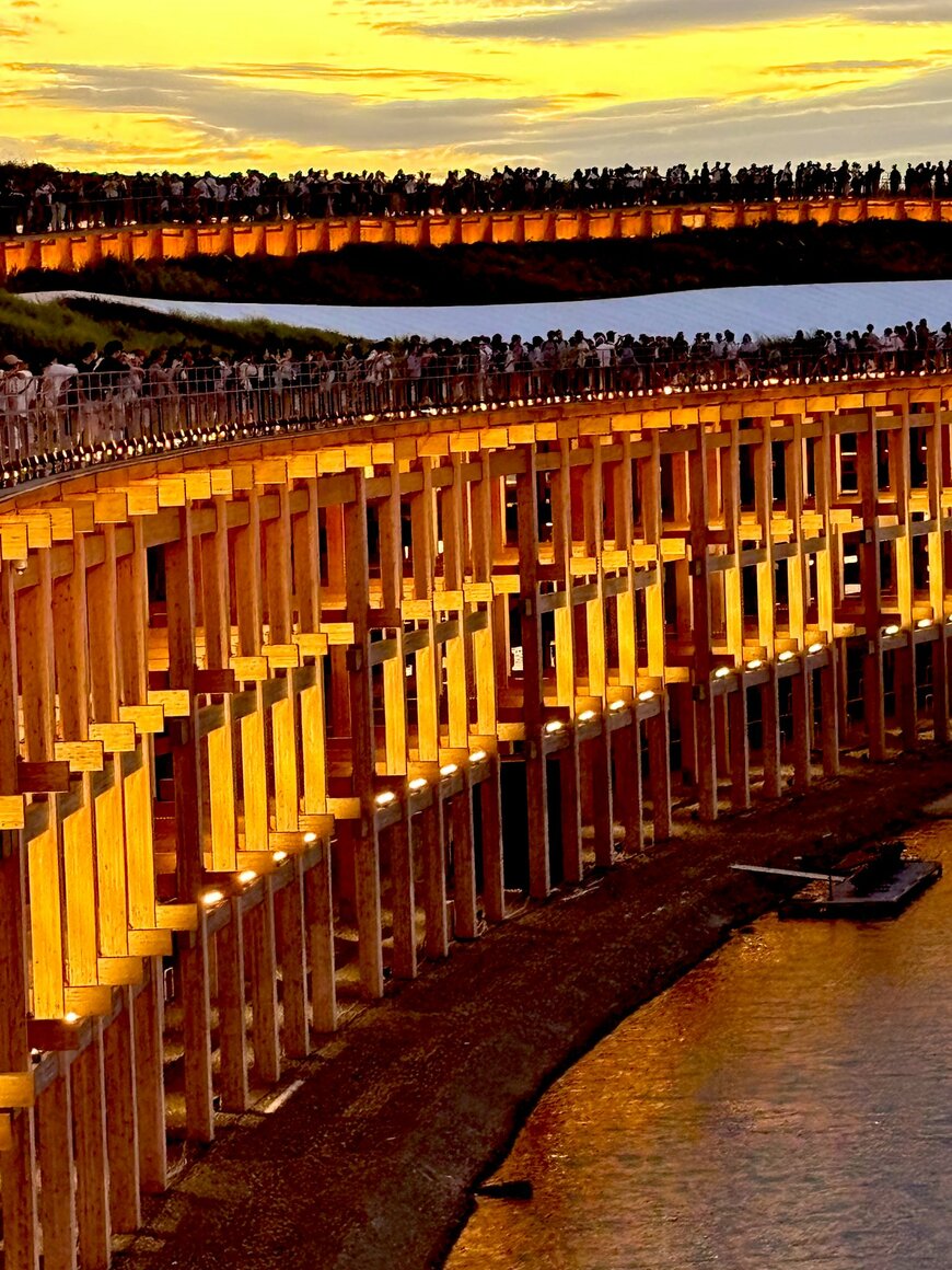 夕暮れを迎えた万博の大屋根リング