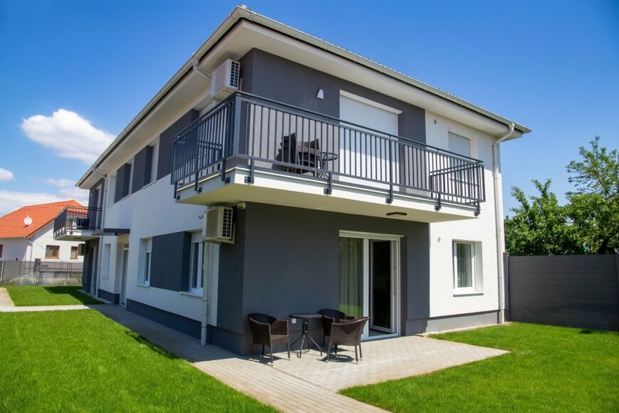 大きな庭がある一戸建て住宅の写真