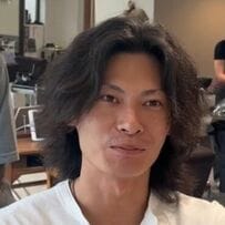 強めのパーマを希望する男性　イメチェンした結果に驚き