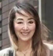 【70歳マダム】シックな〈ハンサムコーデ〉が美しい！ベアバッグをプラスした甘辛スタイルに「めっちゃ素敵すぎます」と絶賛の声