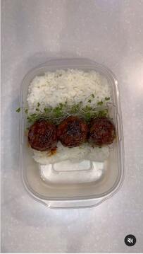 【旦那弁当】食べ応え抜群なピーマンの「肉詰め弁当」が彩り豊かでごはんが進みそう！
