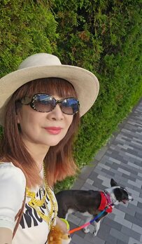 【69歳マダム】ビッグチャームが主役の「夏のお出掛けコーデ」！アロハなムードに「最高にツボ！」「夏先取りですね」の声