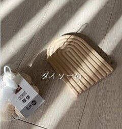 【100均DIY】ダイソーのトレー＋セリアの球体を“貼るだけ”！おしゃれな脚付きアクセサリートレイに変身
