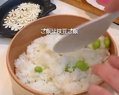 ご飯を詰めます