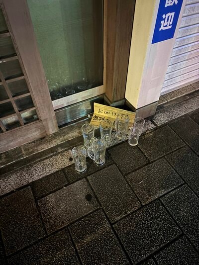 透明な箱がなくなった後の店先