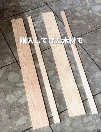 カラーボックスのリメイクとウォールシェルフDIYで、娘の部屋に「推し専用空間」を作るアイデア。アルバムがぴったり並ぶサイズにこだわった実用的な収納DIY