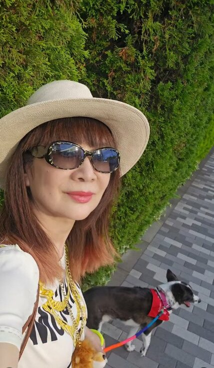 【69歳マダム】ビッグチャームが主役の「夏のお出掛けコーデ」！アロハなムードに「最高にツボ！」「夏先取りですね」の声