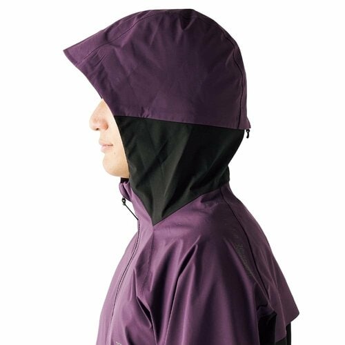 ツバ付きのフードは顔まわりへの雨の吹き込みをガード