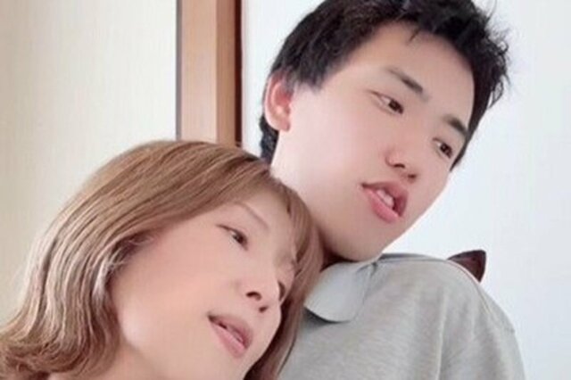 【33歳差カップル】お家でまったり　「25歳彼氏の膝の上」で59歳彼女がリラックス