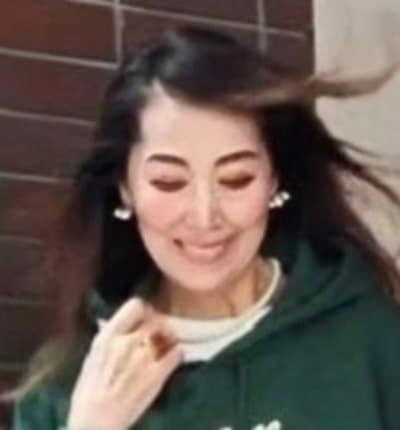 【70歳マダム】グリーンパーカーで〈大人カジュアルコーデ〉おしゃれな“キャンパススタイル”に「可愛い！真似します！」と大反響