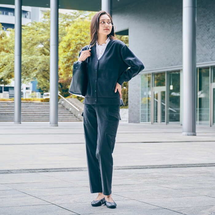 洗濯しても色落ちしにくいのが特徴で、毎日のお仕事にも便利。