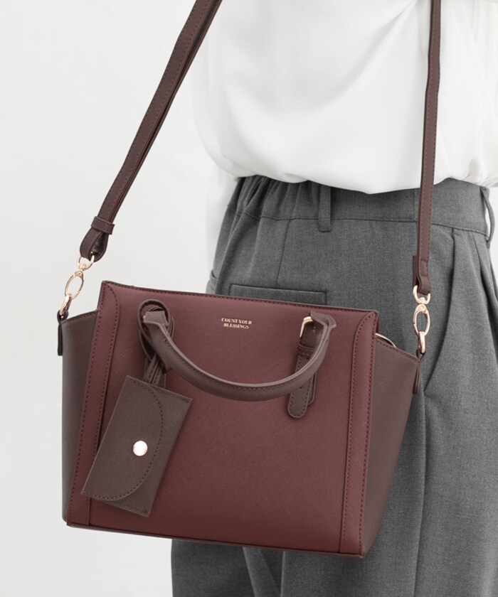 かっちりとしたフォルムが印象的なハンドバッグ