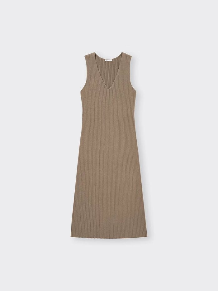 ジャンパードレスはIラインシルエットが特徴