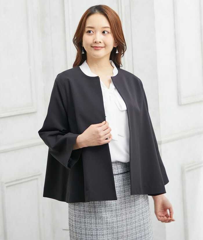「Aラインノーカラージャケット」は、Aラインのゆるやかに広がるシルエット