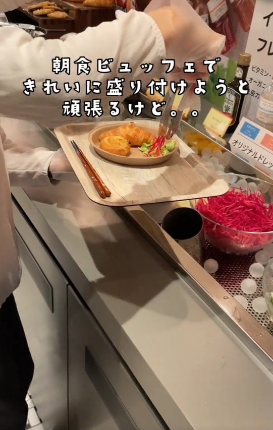 出所：@superhotel_official「ホテルあるある 朝食ver.」