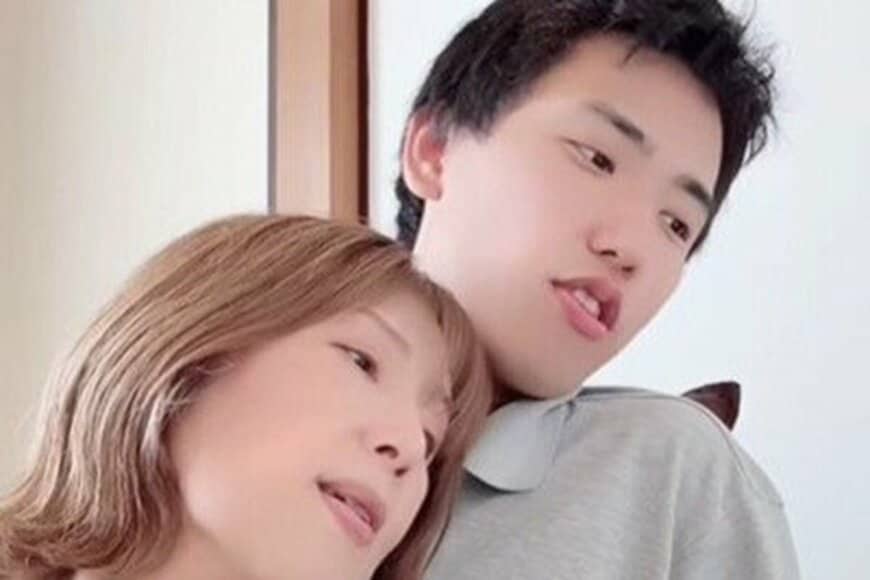 【33歳差カップル】お家でまったり　「25歳彼氏の膝の上」で59歳彼女がリラックス