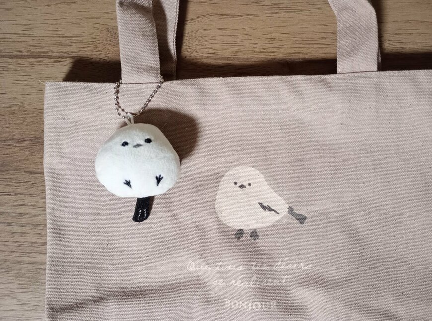 筆者撮影（セリア、ミニトートバッグ シマエナガ・マスコットキーホルダーふわふわシマエナガ）