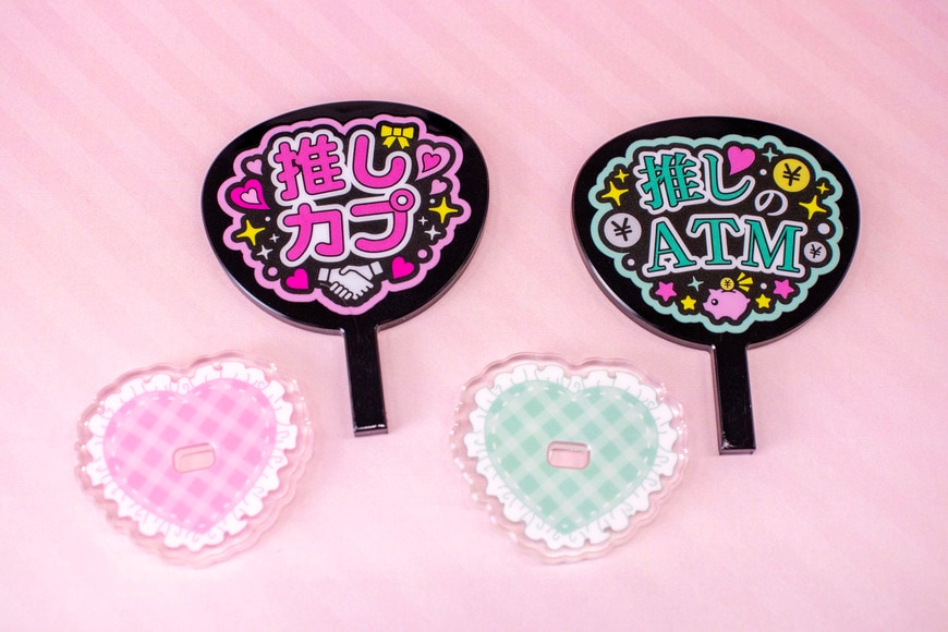 出所：株式会社ブシロード『【新商品】推しと並べて飾れちゃう！大人気”推し事シリーズ”から「推し事あくすた2」が8月10日(木)より全国のカプセルトイコーナーにて順次販売開始。』