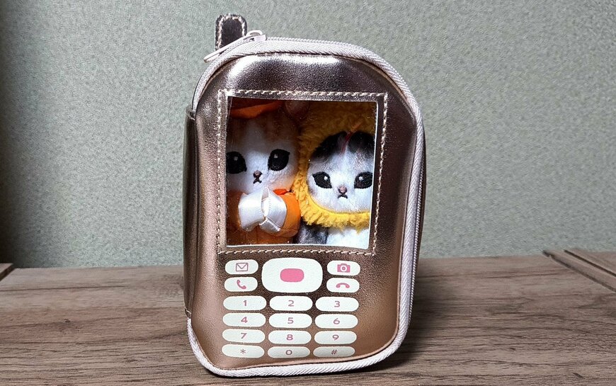 筆者撮影（キャンドゥ、ガラケー風 ぬいぐるみポーチ）