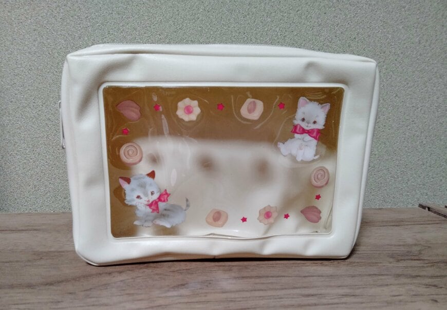 筆者撮影（セリア、PVCポーチ 窓あき ヴィンテージアニマル）