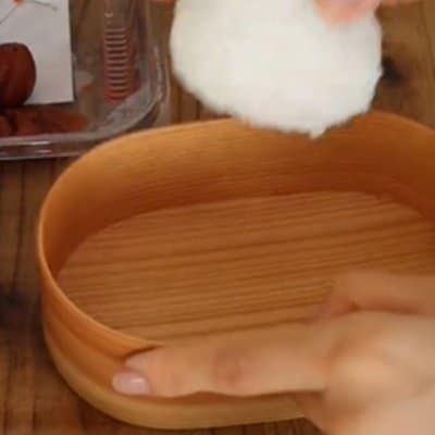妻が作る【旦那弁当】丁寧な〈梅おにぎり〉作りから目が離せない！〈照り焼きチキン〉もたっぷり詰まって美味しそう！