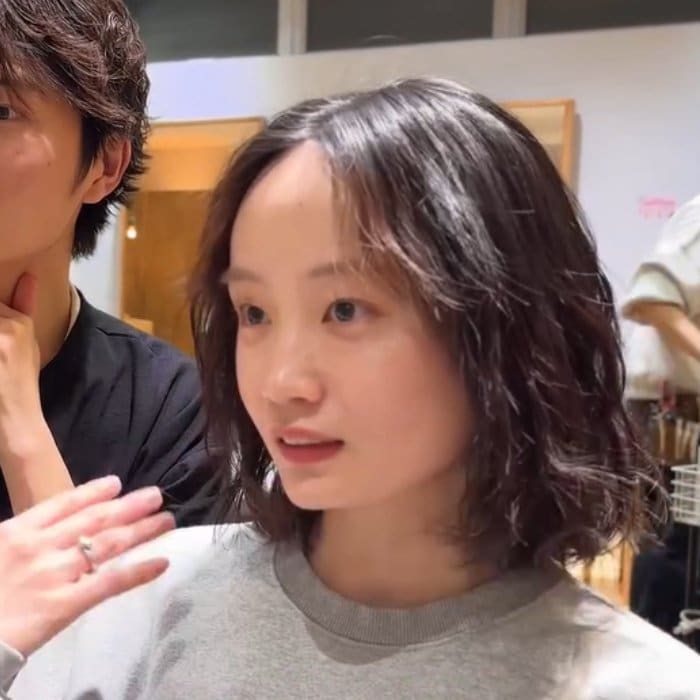 「他店でパーマを失敗された」と落胆する女性がパーマ落としでお直し！ツヤツヤな仕上がりに「可愛い」と笑顔