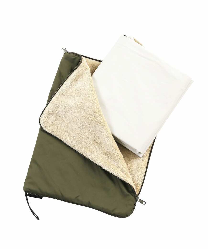 出所：3COINS　レインコートポーチ