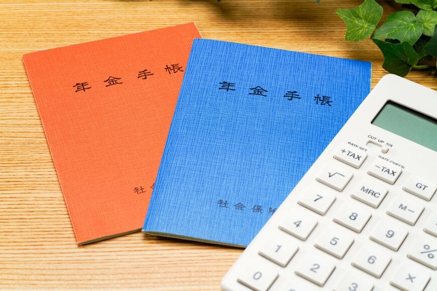 【年金が4月から増額】前年度比「1.9%・2.0%」の引き上げに！国民年金＋厚生年金のモデル月額はいくら？