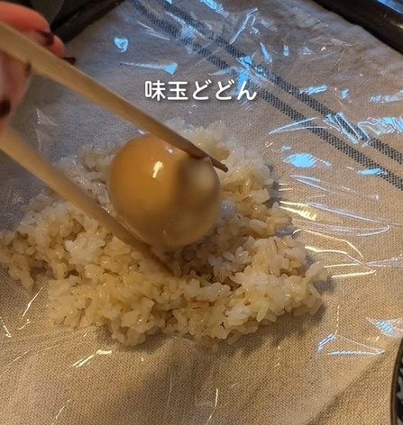 一晩寝かせた味玉を丸ごと包んだおにぎり弁当を実際に作ってみた。タコさんウインナーのおかずを添え、美しい断面と食べ応えを両立させるお弁当テク