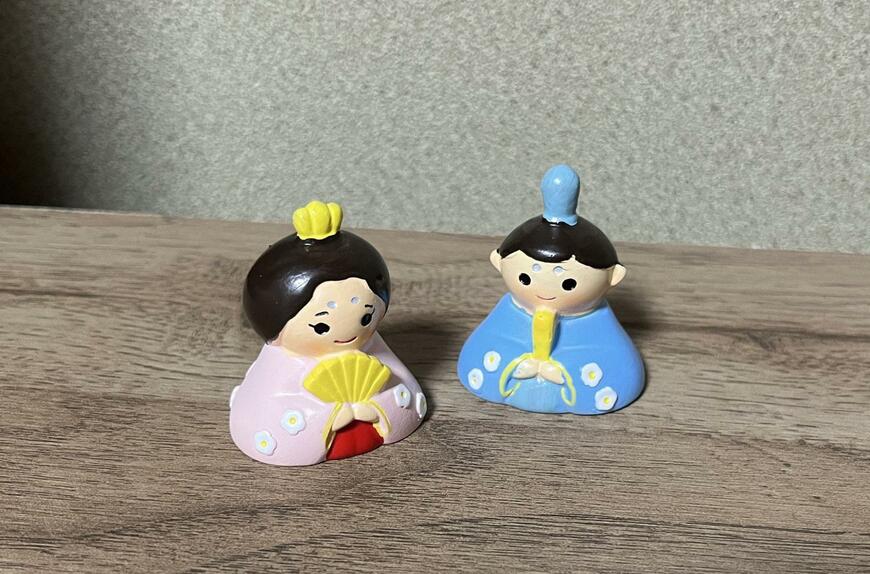 セリア、ひな祭りマスコット 男雛・女雛が並んだ商品画像