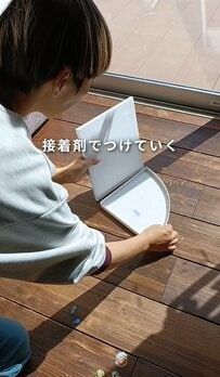 【100均DIY】ほぼダイソーのアイテムだけで作る「キッズテーブル」のアイデア。子どもの遊びに合わせて自在にアレンジでき、遊び方無限大になる実用的な遊び場作りの工夫