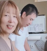 【33歳差カップル】59歳彼女と26歳彼氏が「ナン作り」に挑戦した結果…