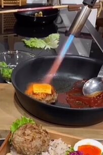 【彩り豊か】バーナーで炙ったチーズのせ「ハンバーグ弁当」が話題　ボリュームたっぷりでおいしそう！