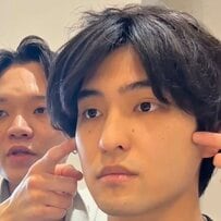 髪の毛の膨らみに悩む男性→プロの手でスッキリ爽やかな〈アクティブショート〉に。「だいぶ変わりました！」と笑顔