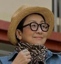 【64歳マダム】”ロングスカート”で「3コーデ」披露！フレアスカートやデニムスカートを使った多彩な着こなしがおしゃれ