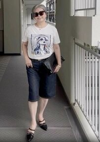 【60代マダム】デニム素材の〈バミューダパンツ〉が素敵！大人の余裕を感じるスタイリッシュなカジュアルコーデに「かっこいい！」「素敵です」の声