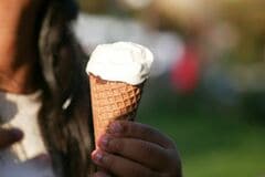 アイスを食べていると「謎のシャクシャク音」に気づいた母親 コーンを食べていた1歳児に悶絶「感動…」の声