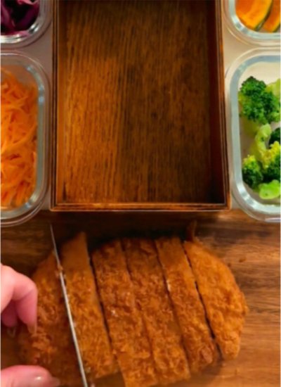 まずはとんかつをザクっと切りましょう
