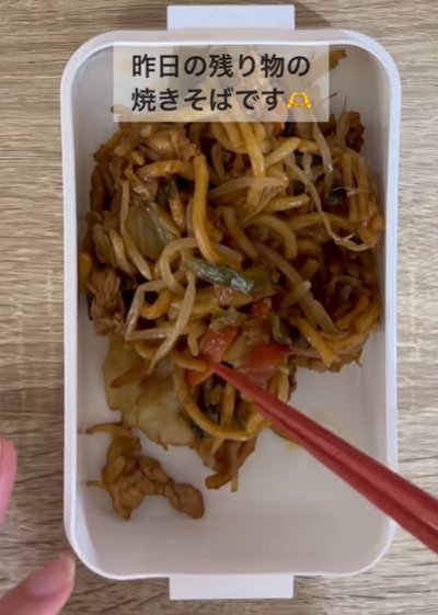 残り物の焼きそばを詰める