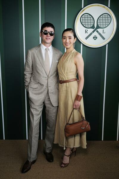 「ウィンブルドン選手権」決勝を観戦した、浅野忠信、中田クルミ夫妻
