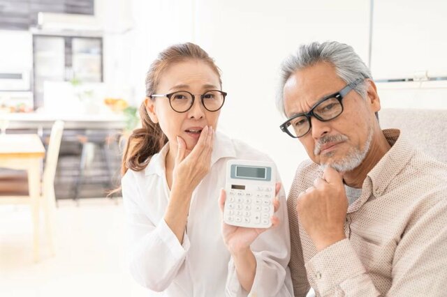 【70歳代・二人以上世帯】《月の生活費・貯蓄額・年金額》平均いくら？高齢者の約半数が「生活が苦しい」状況に