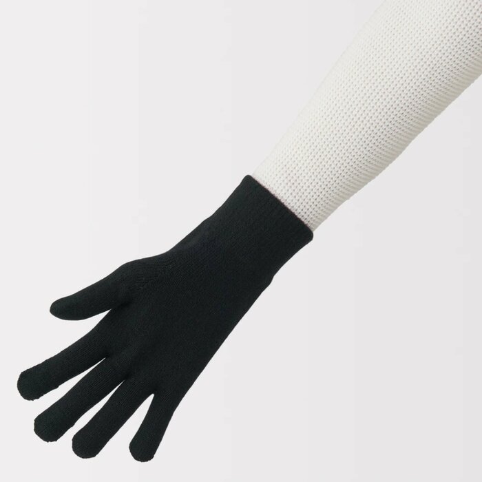 黒やグレーはどんな色とも相性が良く、一双持っていると間違いなく重宝します